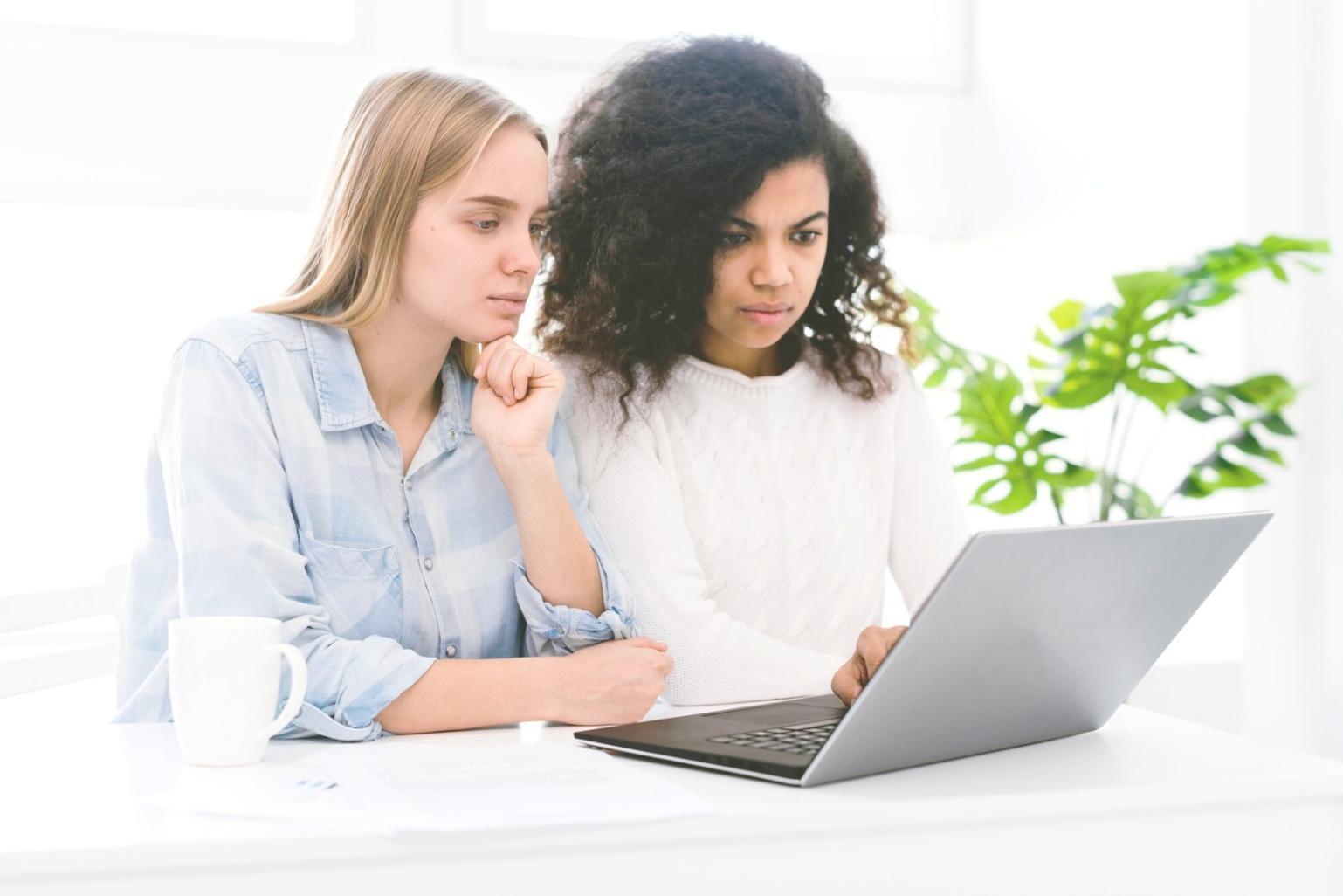 Detailansicht von Finanzberichten und Taschenrechner auf einem Schreibtisch