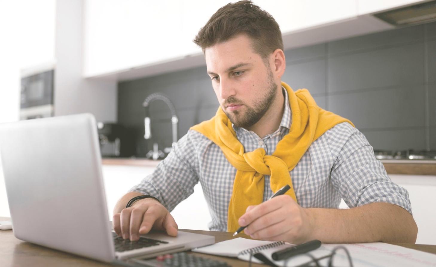 Professionelle Budgetplanung in einem modernen Büroumfeld