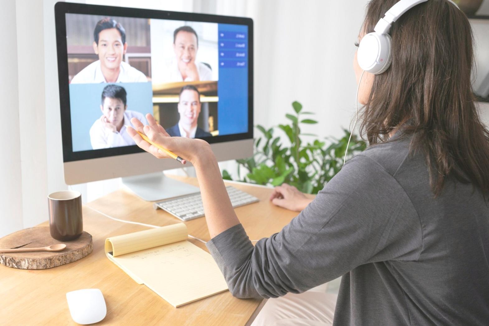 Studierende bei der gemeinsamen Budgetplanung und Finanzberatung